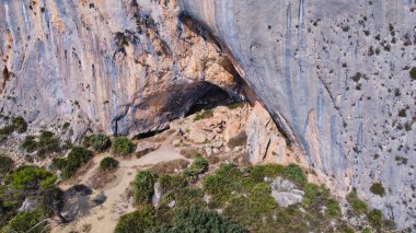 Bernia dağ sırası ve Bernia tepesi