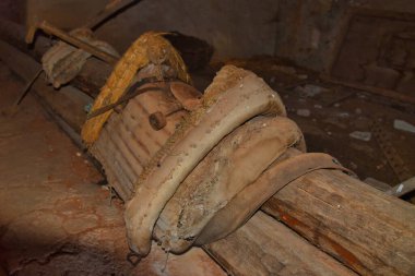 Teruel 'deki Montoro de Mezquita kırsalında terk edilmiş bir eyer.
