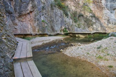 Teruel 'in Montoro de Mezquita ilindeki Guadalope nehri üzerindeki yaya köprüleri.