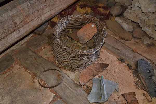 Teruel 'deki Montoro de Mezquita kırsalında terk edilmiş eski bir sepet.