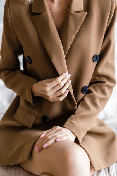 Mujer Con Chaqueta Marrón Elegante Gran Tamaño Con Botones Negros — Foto de Stock