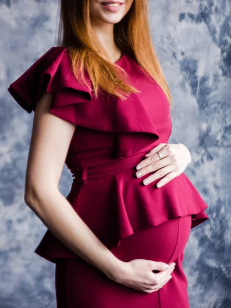 Νεαρή Έγκυος Γυναίκα Κόκκινο Φόρεμα Έβαλε Χέρια Της Στην Κοιλιά — Φωτογραφία Αρχείου