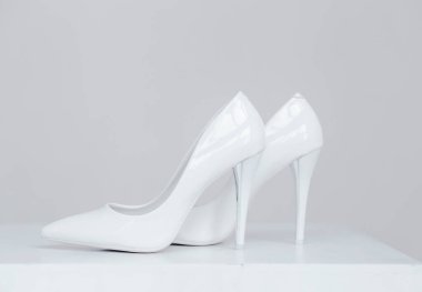 Gri arka planda izole edilmiş bir çift yüksek topuklu kadın ayakkabısı. Fotoğraf.