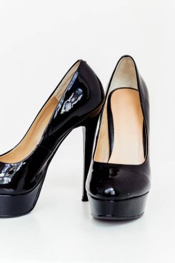 Beyaz arka planda siyah, yüksek topuklu ayakkabılar. Fotoğraf.