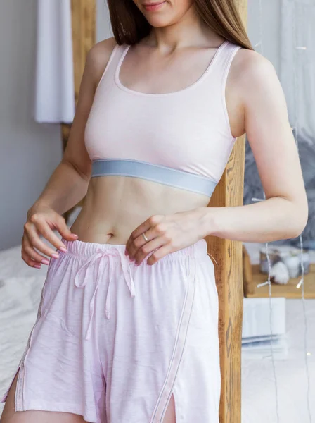 Jonge Vrouw Roze Pyjama Korte Broek Top Poseren Voor Camera — Stockfoto