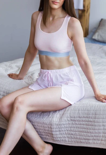 Mujer Joven Pijama Rosa Pantalones Cortos Parte Superior Posando Cama —  Fotos de Stock