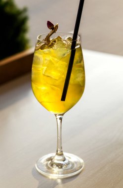 Masanın üzerinde buz küpleri ve elma şurubu olan bir bardak soğuk su. Fotoğraf.