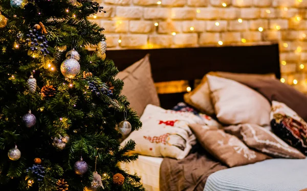 Una Cama Doble Grande Árbol Navidad Colocan Contra Una Pared —  Fotos de Stock