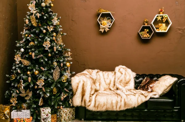 Sofá Couro Preto Com Capa Pele Árvore Natal Com Presentes — Fotografia de Stock