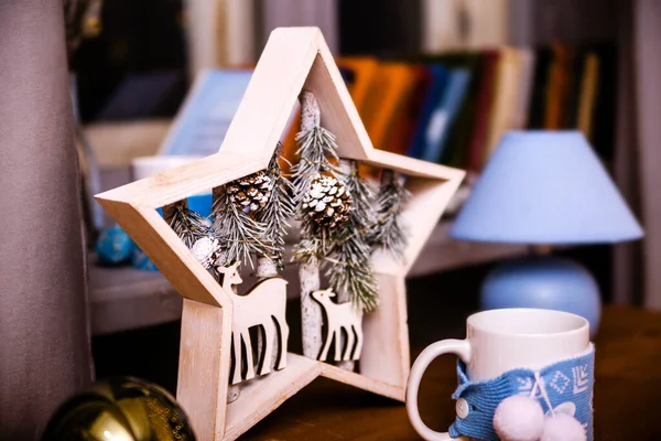 Holzdekor Form Eines Sterns Mit Einem Dekor Aus Weihnachtsbaumzapfen Und — Stockfoto