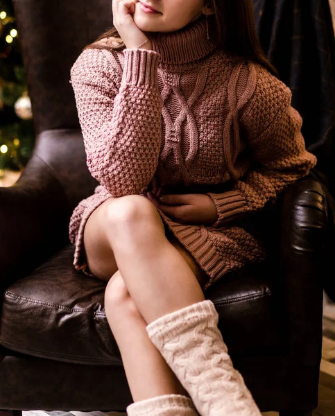 Młoda Kobieta Różowym Swetrze Dzianiny Skarpetki Siedzi Fotelu Cieszy Się — Zdjęcie stockowe