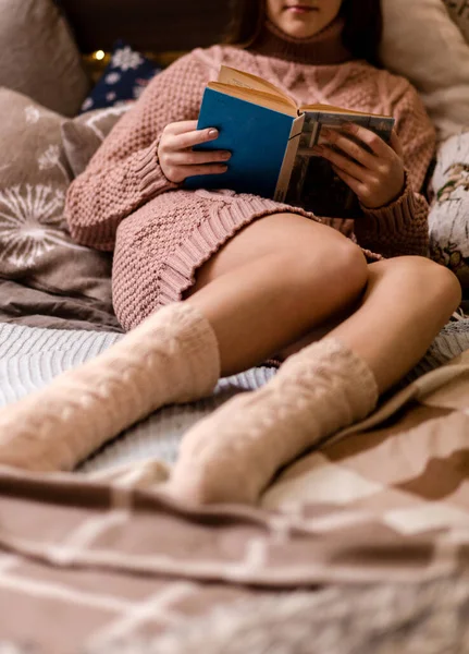 Una Mujer Joven Suéter Rosa Calcetines Punto Encuentra Cama Lee —  Fotos de Stock