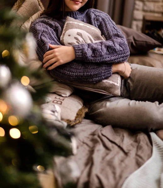 Молодая Женщина Синем Свитере Джинсах Сидит Кровати Обнимает Подушку Рождественская — стоковое фото