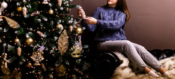 Mladá Žena Modrém Svetru Džínách Sedí Pohovce Vánoční Stromek Tmavém — Stock fotografie