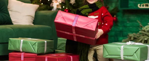 Een Kind Een Rode Trui Heeft Een Geschenkdoos Een Rode — Stockfoto