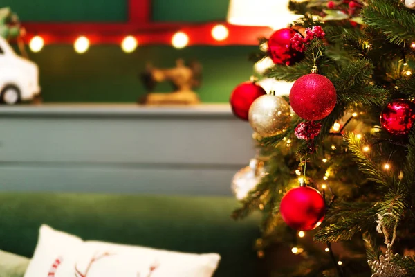 Рождественская Елка Красными Шарами Гирляндой Уютной Комнате Ретро Игрушками Зеленом — стоковое фото