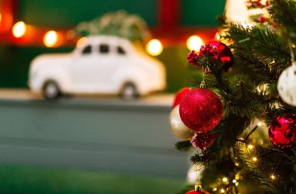 Рождественская Елка Красными Шарами Гирляндой Уютной Комнате Ретро Автомобиль Зеленом — стоковое фото