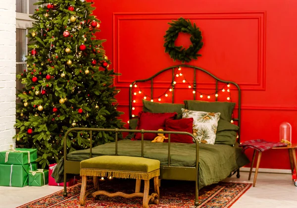 Nowy Rok Urządzone Sypialnia Przestronna Czerwona Sypialnia Ozdobioną Choinką Świątecznym — Zdjęcie stockowe
