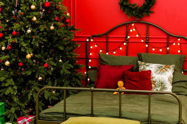 Nieuwjaar Ingerichte Slaapkamer Ruime Rode Slaapkamer Met Versierde Kerstboom Kerstkrans — Stockfoto