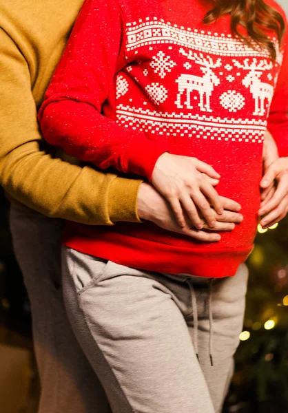 Těhotná Dvojice Rukama Břiše Vánoce Nový Rok Pozadí Fotografie — Stock fotografie