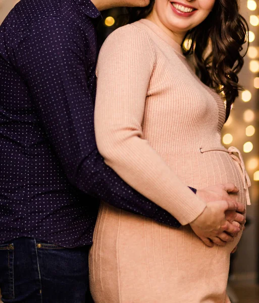 Zwanger Paar Met Handen Buik Kerstmis Nieuwjaar Achtergrond Foto — Stockfoto