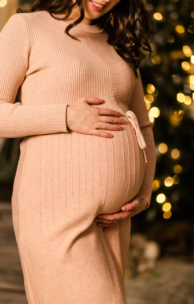 Mãos Uma Mulher Grávida Jazem Sobre Estômago Mulher Posando Contra — Fotografia de Stock