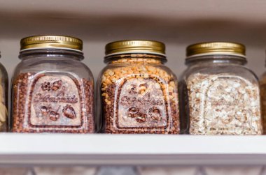 Mutfaktaki rafta cam mısır gevreği kavanozları var. Fotoğraf.