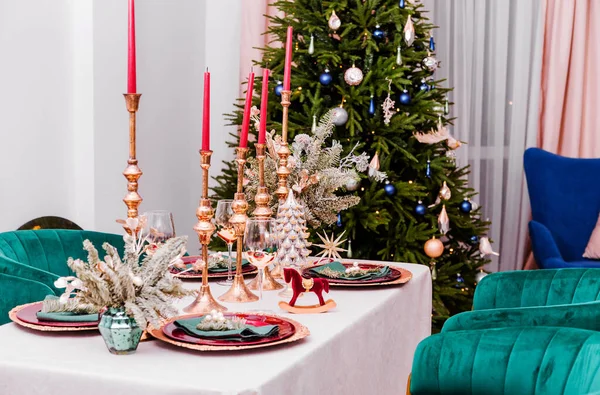 Luxusní Nastavení Novoroční Tabulky Pokoj Obsahuje Vánoční Stromek Manšestrová Křesla — Stock fotografie