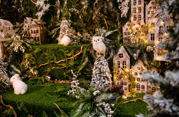 Χριστουγεννιάτικη Εγκατάσταση Αποτελούμενη Από Παιδικές Λέσχες Διακοσμημένες Φωτεινή Γιρλάντα Χριστουγεννιάτικα — Φωτογραφία Αρχείου