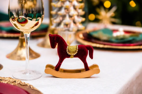 Kůň Červené Barvy Zlatým Sedátkem Slouží Jako Dekorace Novoročním Stole — Stock fotografie