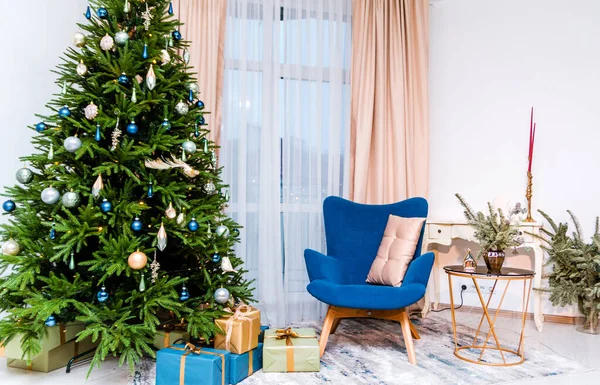 Stílusos Modern Szilveszteri Belső Tér Szobában Kmnat Van Egy Karácsonyfa — Stock Fotó
