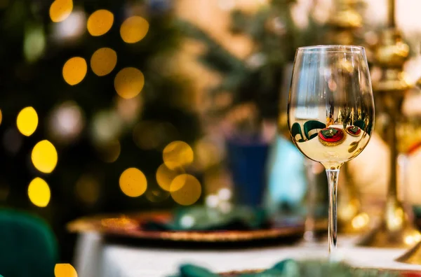 Ein Schönes Glas Mit Goldener Beschichtung Steht Auf Dem Neujahrstisch — Stockfoto