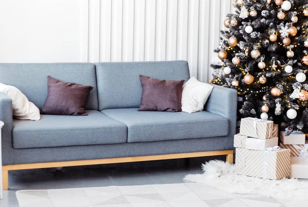 Interior Ano Novo Quarto Quarto Tem Sofá Azul Com Almofadas — Fotografia de Stock