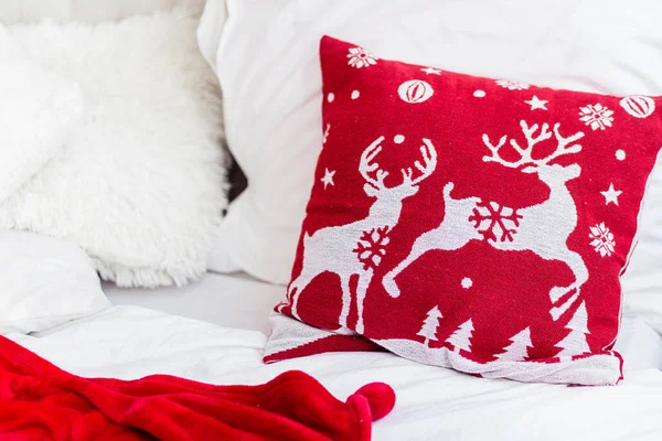 Close Mooi Rood Kerstkussen Blanco Onderwerp Luie Wintervakantie Thuis Foto — Stockfoto