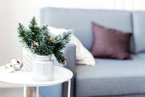 Vaso Com Galhos Árvore Natal Fica Mesa Lado Sofá Azul — Fotografia de Stock