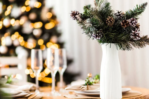 Bílá Váza Větvemi Vánočního Stromku Stojí Slavnostním Novoročním Stole Pozadí — Stock fotografie