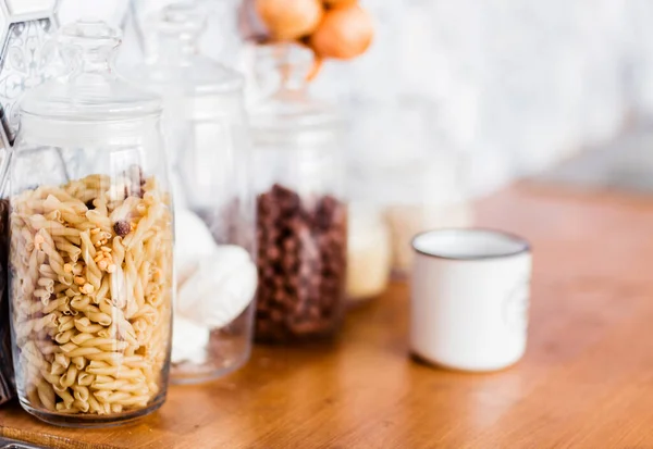 Atas Meja Dapur Ada Toples Dengan Berbagai Produk Pasta Marshmallow — Stok Foto