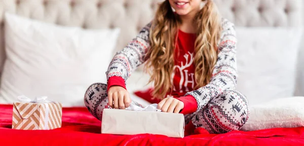 Tiener Meisje New Year Pyjama Zit Het Bed Met Een — Stockfoto