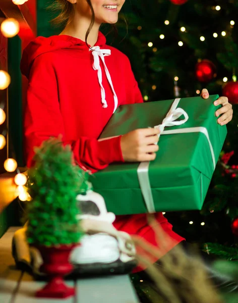 Una Chica Una Bicicleta Roja Sienta Sofá Verde Abre Regalo —  Fotos de Stock