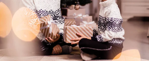 Mom Daughter White Sweaters Black Patterns Black Pants Sit Floor — Stock Photo, Image