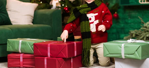 Kleine Jongen Rode Trui Groene Sjaal Zit Vloer Met Veel — Stockfoto