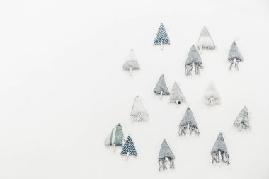 Beyaz arka planda noel ağacı iğneleri. Fotoğraf.