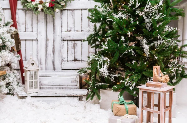 Noel Süslemeli Bahçe Yeni Yıl Tarzında Bir Stüdyo Dekorasyonu Karla — Stok fotoğraf
