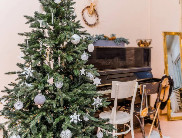 New Year Zimmer Interieur Retro Stil Raum Steht Ein Weihnachtsbaum — Stockfoto