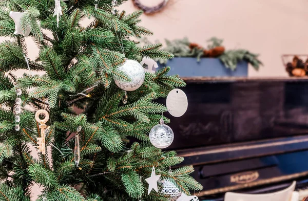 Uma Árvore Natal Decorada Com Brinquedos Prateados Fica Lado Velho — Fotografia de Stock