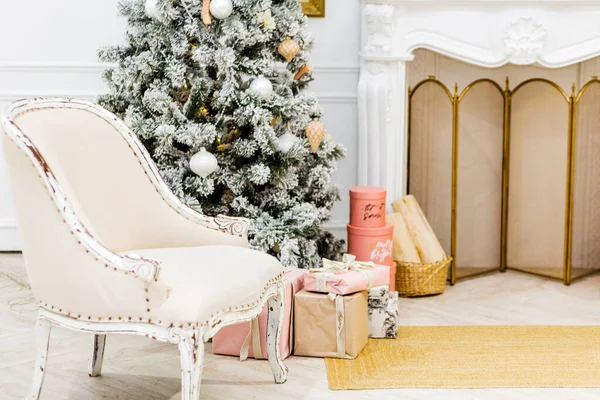 Interior Clássico Quarto Branco Com Uma Árvore Natal Guirlandas Lanternas — Fotografia de Stock