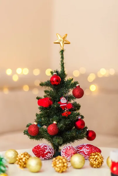 Egy Kis Mesterséges Karácsonyfa Áll Asztalon Karácsonyi Játékok Mellett Fekszik — Stock Fotó
