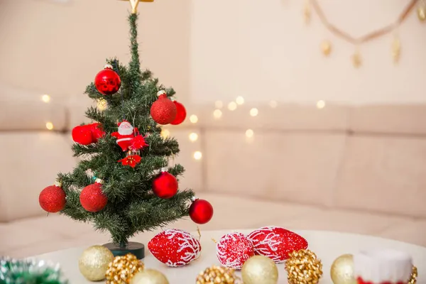 Uma Pequena Árvore Natal Artificial Está Sobre Mesa Brinquedos Natal — Fotografia de Stock