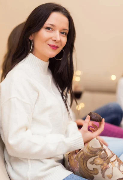 Girl White Sweater Marshmallows Her Hands Sits Couch Looks Camera — Stock Photo, Image