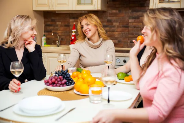 Las Mujeres Felices Vestidos Noche Cocina Del Hogar Reunieron Mesa — Foto de Stock